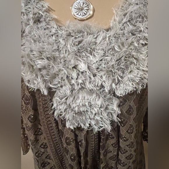 Pretty Angel Elegant Brown Silk Lace Top with White Feather Accents, size L - Picture 2 of 9